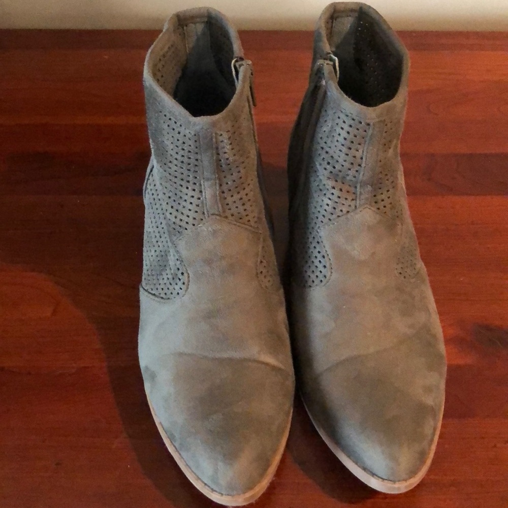 City Classified Olive Green Booties Size: 8